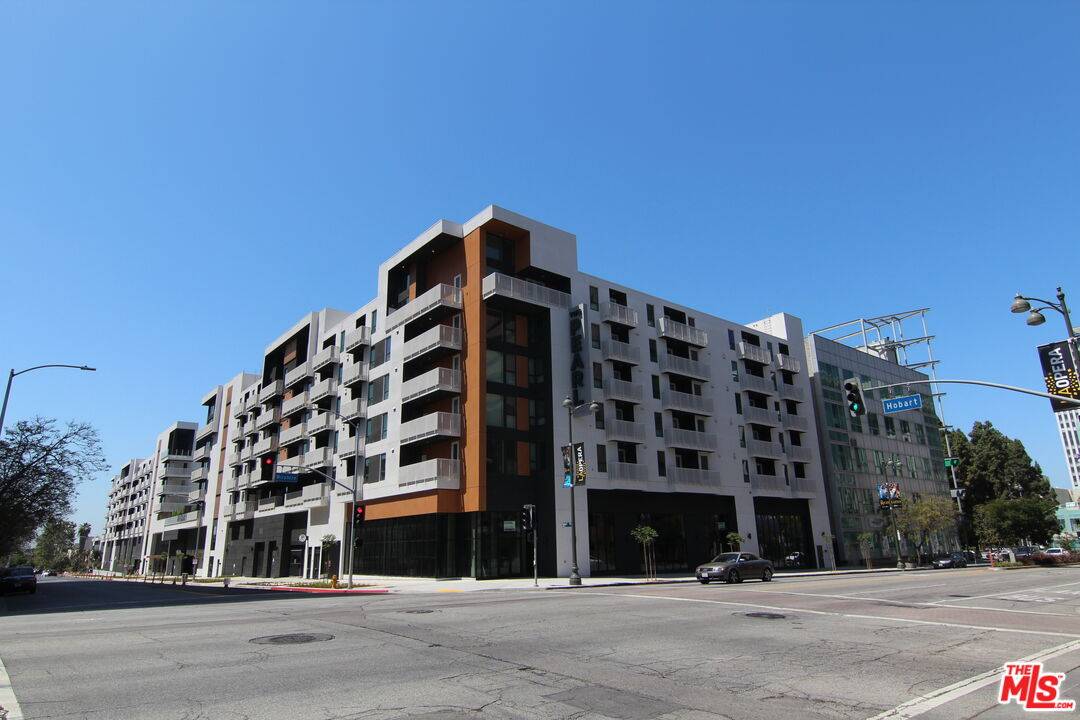 687  S Hobart BLVD 2BR Hancock Park La