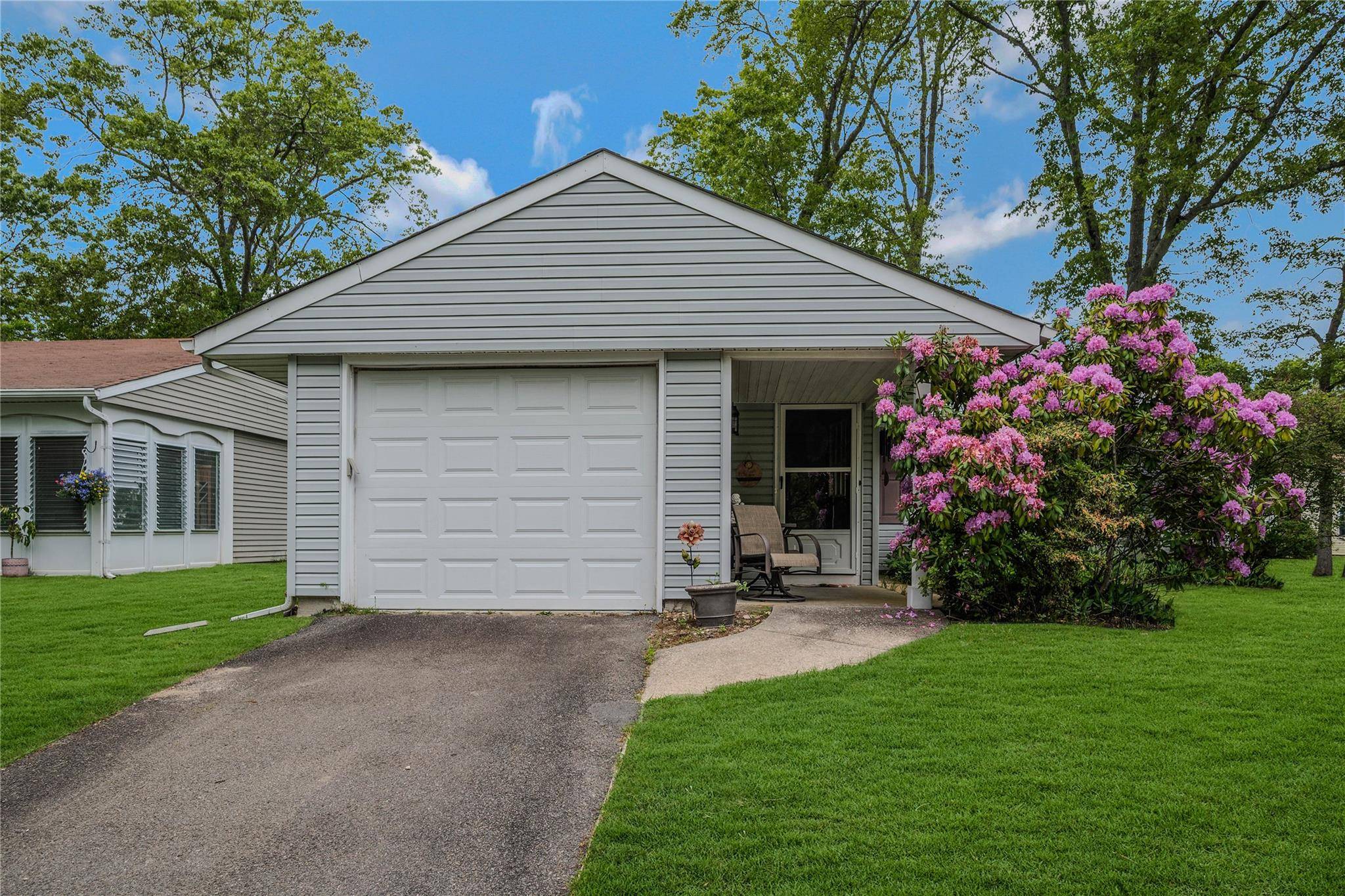 Price Improvement on this UPDATED East Hampton Model in the 55 OR BETTER community of Leisure Knoll !
