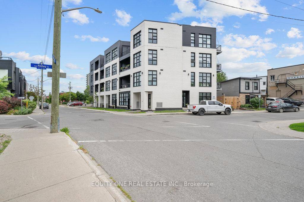 Welcome to urban living at its best in vibrant Hintonburg !