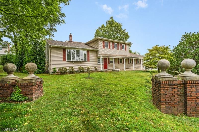 Beautifully updated home for rent in a prime Florham Park location close to schools, recreational fields, the town pool, the library, shopping restaurants.