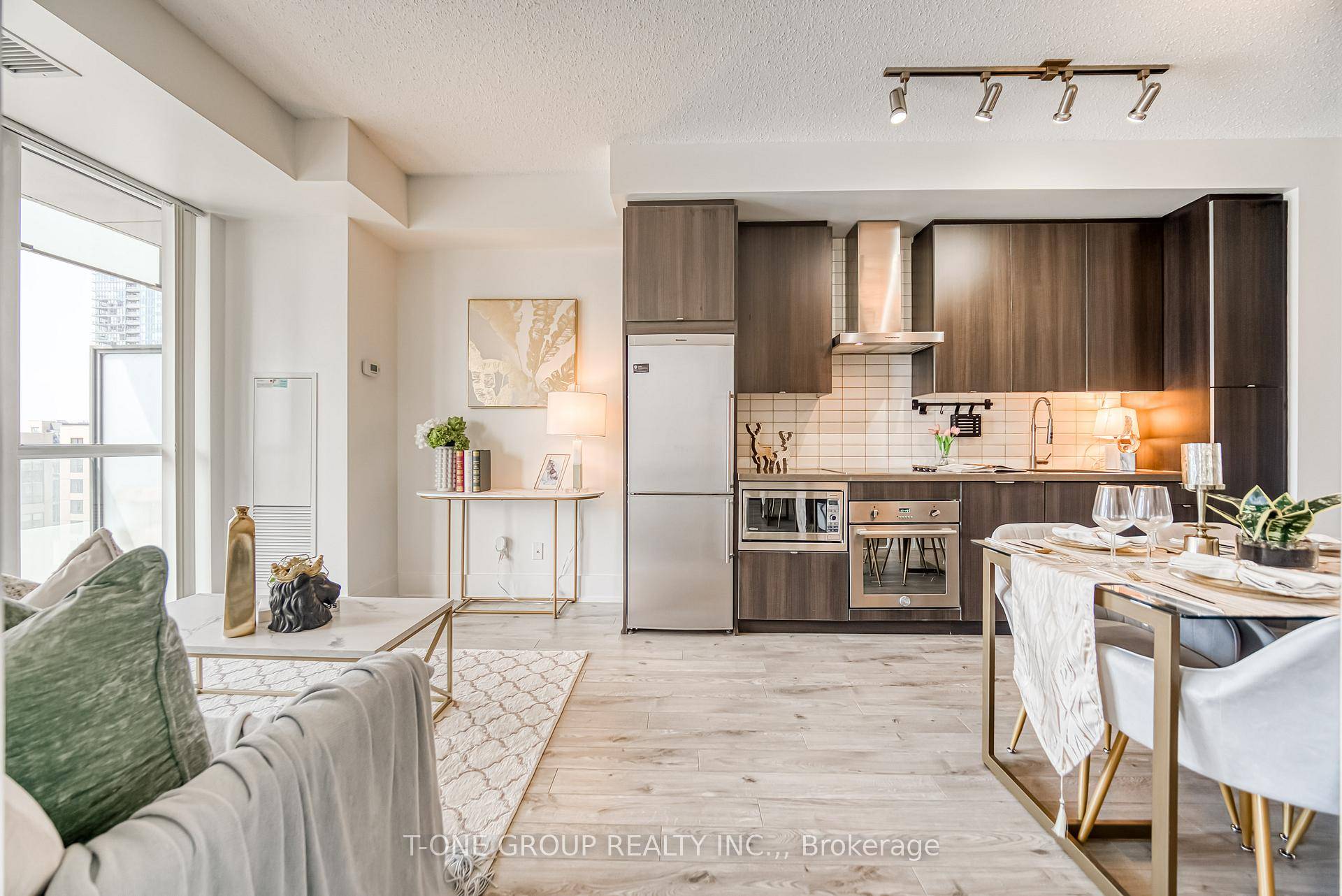 Luxurious Tridel condo with 600 sq.
