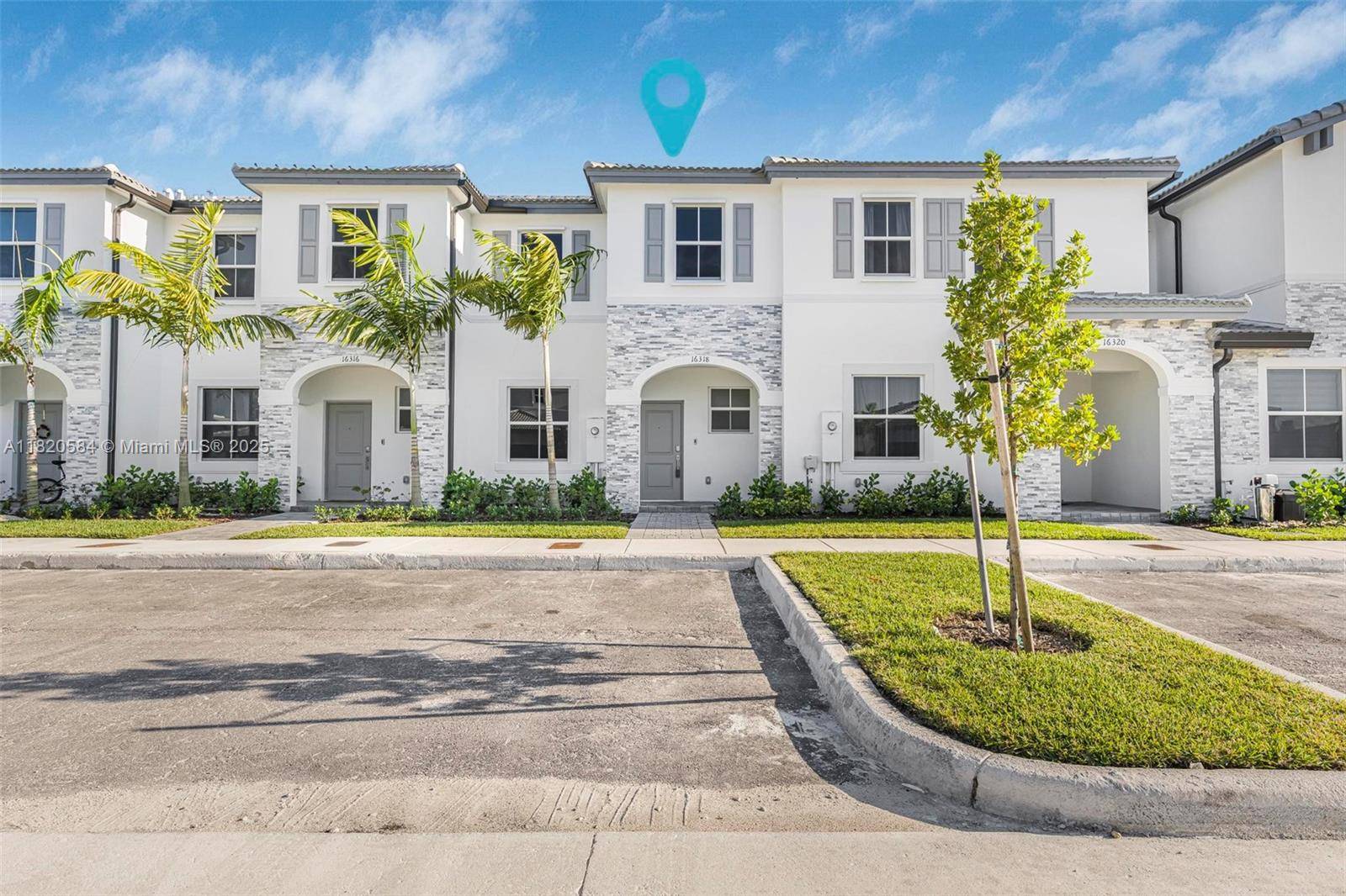 Beautiful townhome in the new construction community of Cedar Pointe in Homestead !