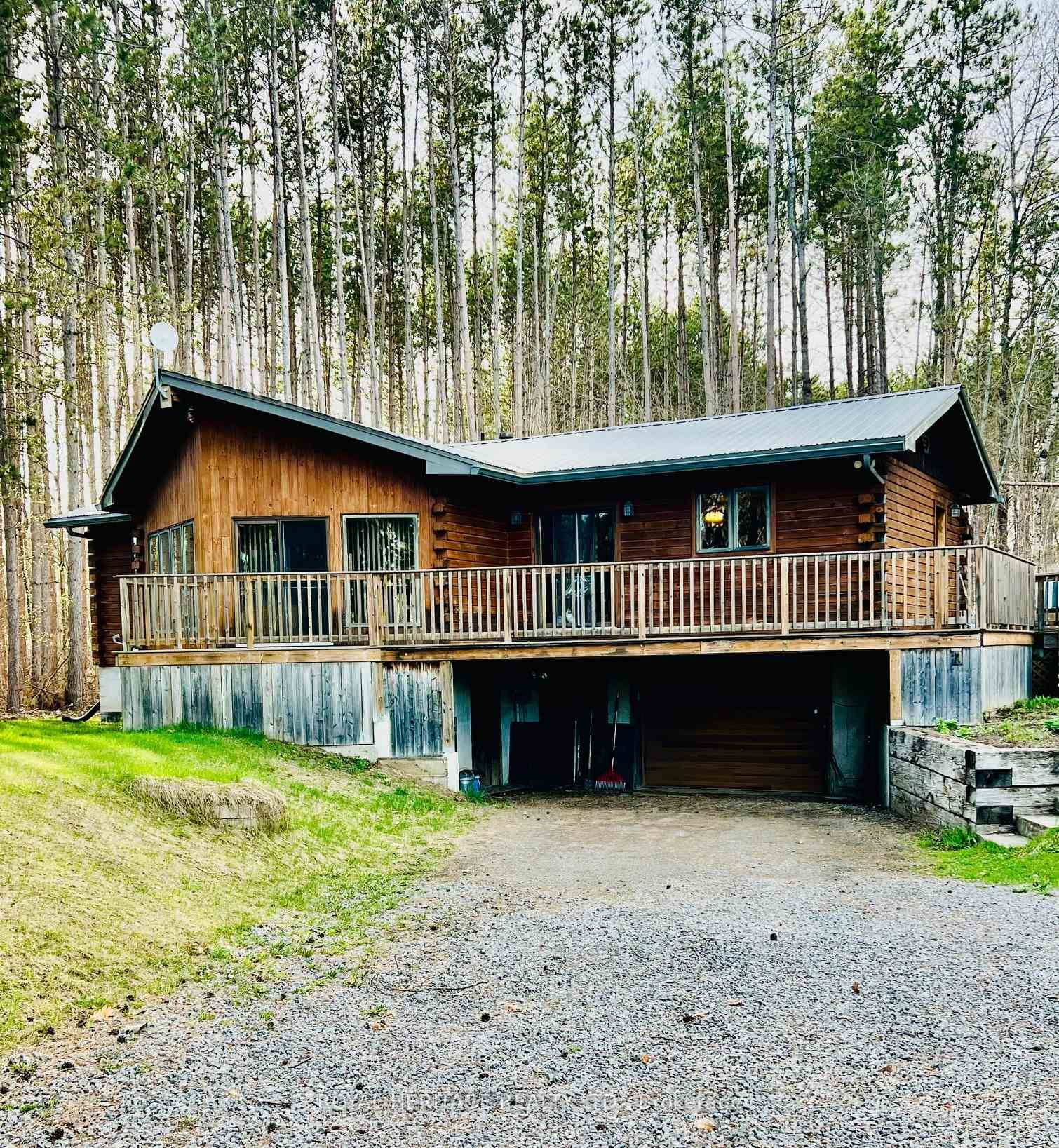 Escape to the ultimate country retreat in Tweed, the gateway to the Land O Lakes and Bay of Quinte Region !