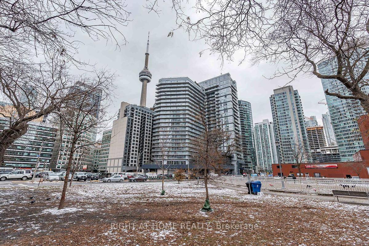 Bright and spacious Fly condo in the heart of Downtown Toronto !