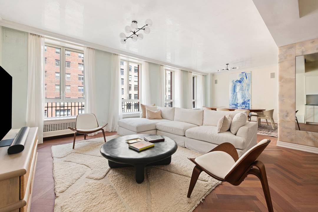 Spacious and recently renovated, this 6 bedroom, 6 bath duplex condo offers 4750 sq ft across the 9th and 10th floors of a boutique Upper East Side building.