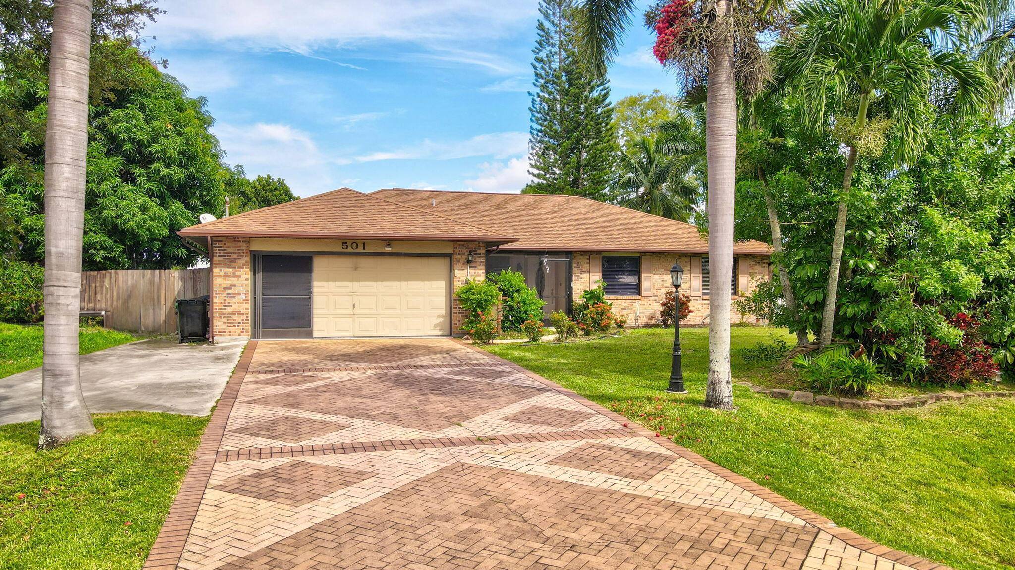 You'll fall in love with this charming fenced corner home !