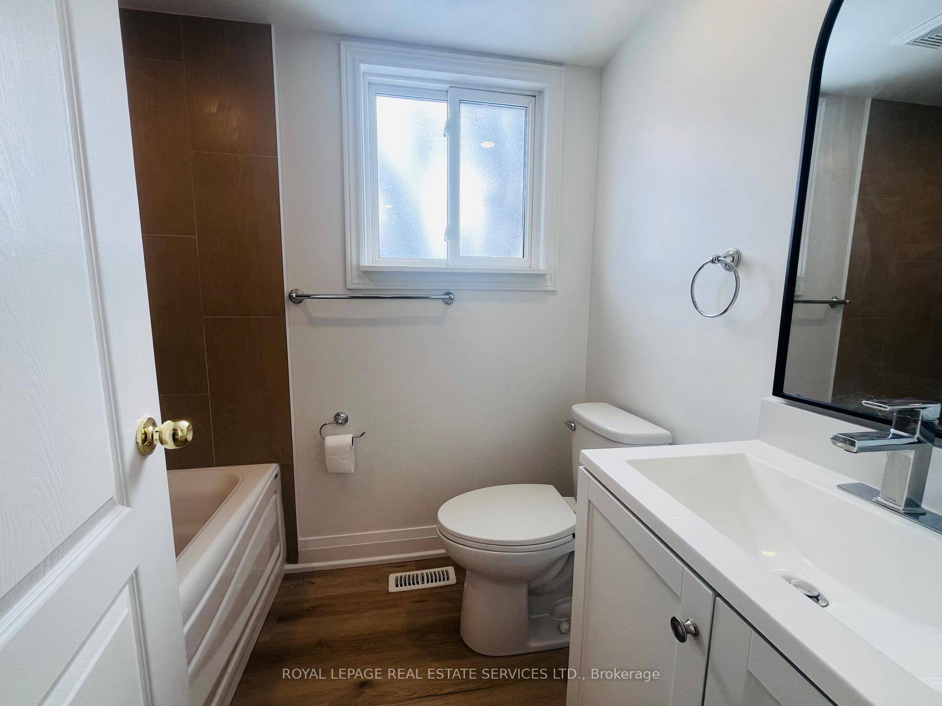 Fantastic sprawling 5 level backsplit approximately 1700 square feet with single car garage and located on a child safe court in the sought after area of Clarkson.