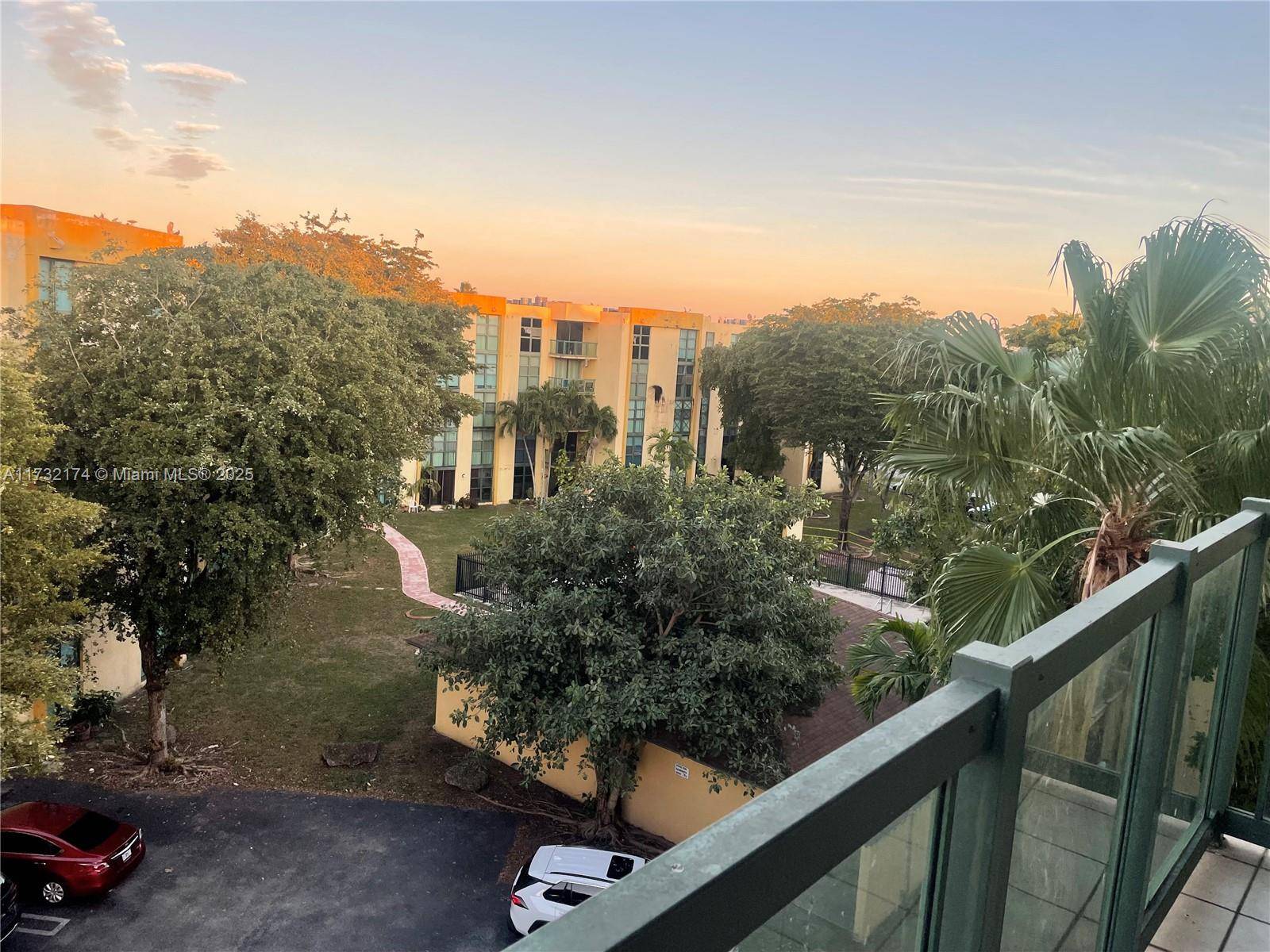 Investment opportunity ! 4 beds 2 full bathrooms Apartment in International Park I Condo.