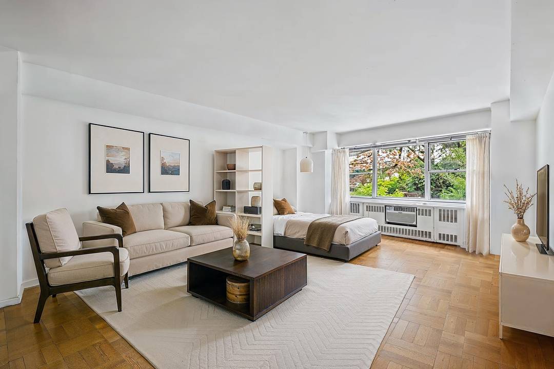 Spacious Turtle Bay Studio with Garden Views !