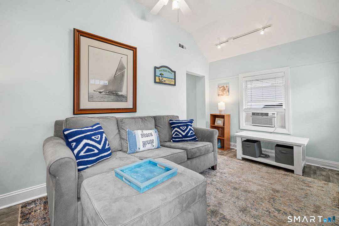 Enjoy all the activities of Fairfield Beach with this cosy cottage by the shore !