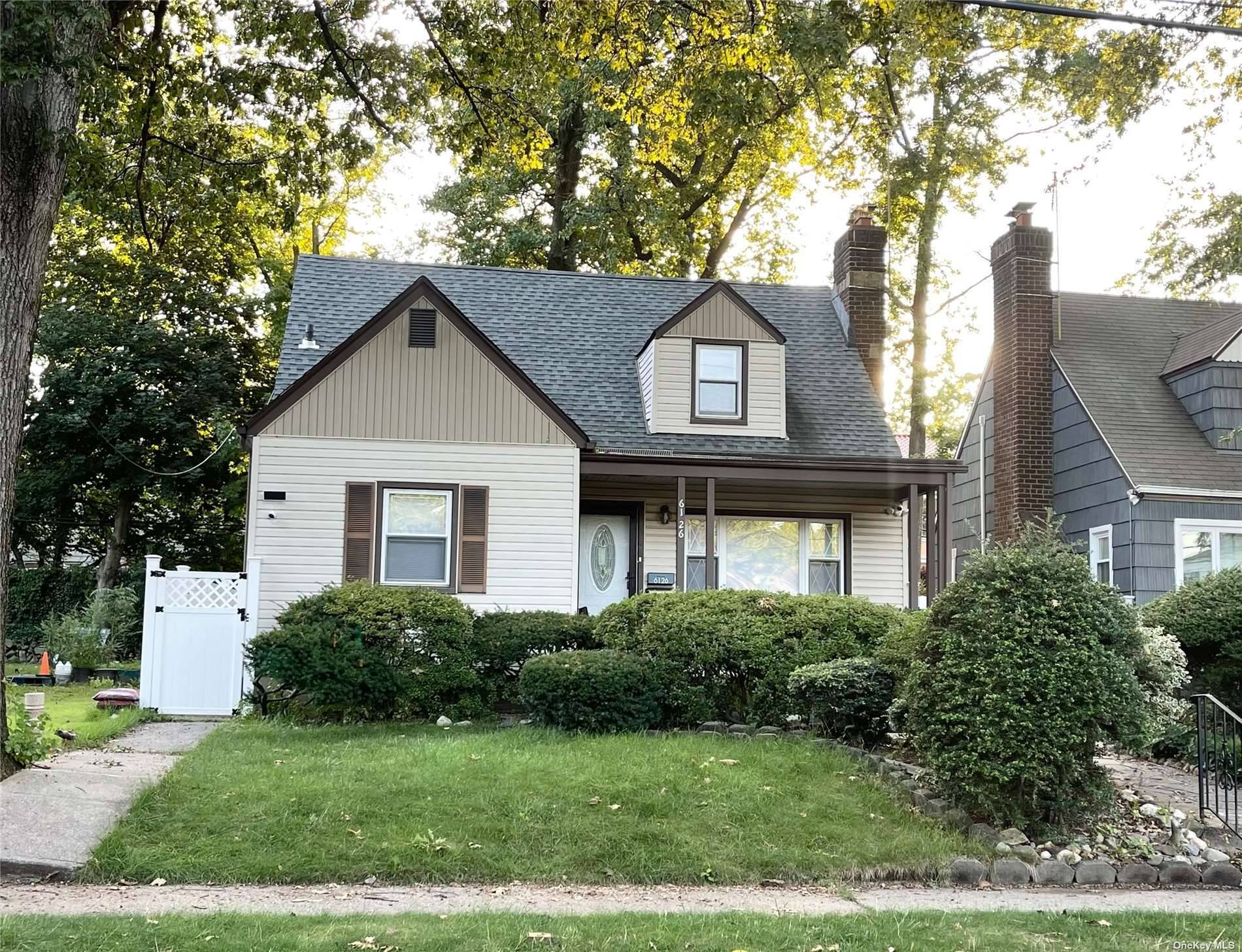 Charming single family house for rent, located in the quiet neighborhood of Bayside.