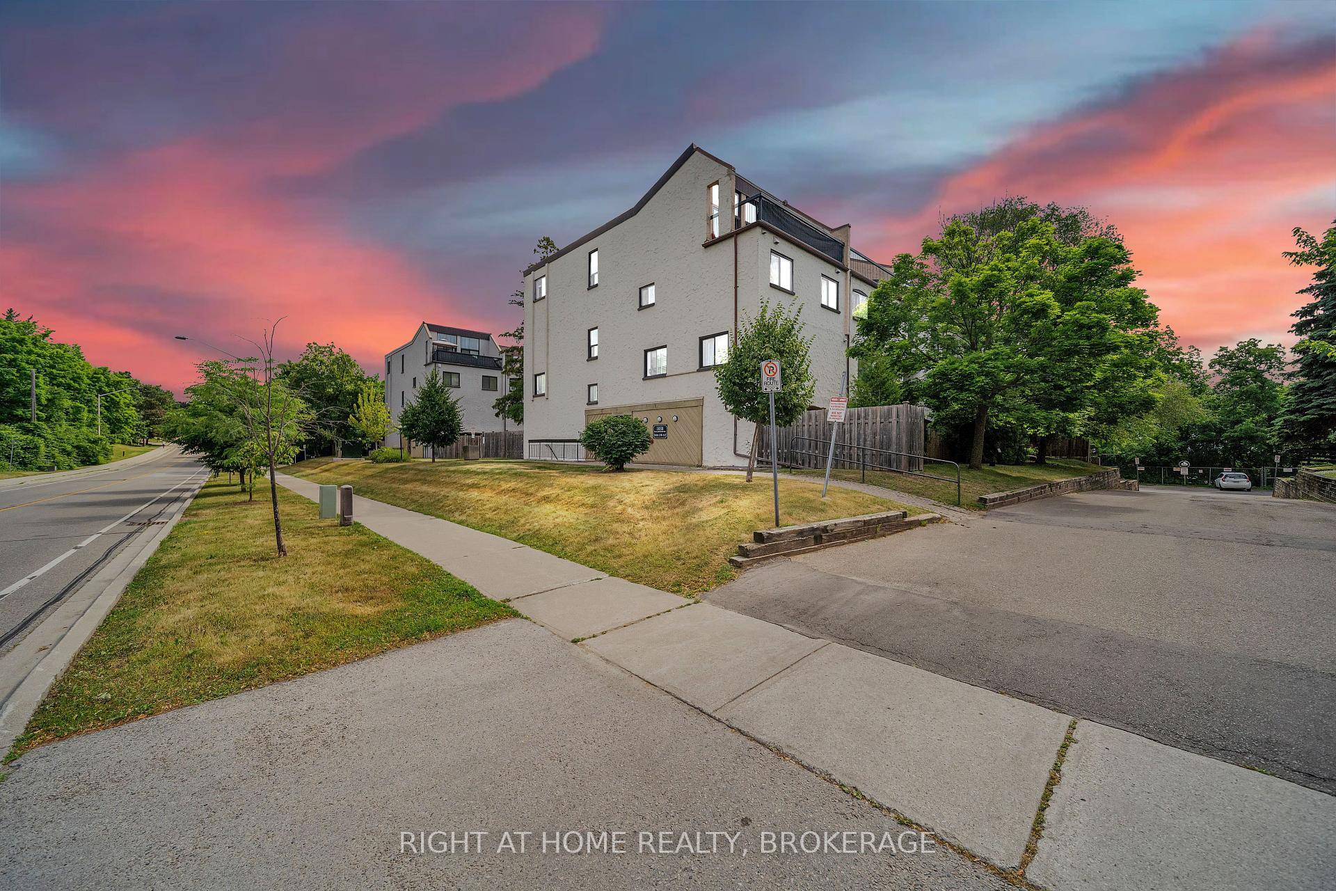 Welcome to your perfect starter home in the heart of Oakville !