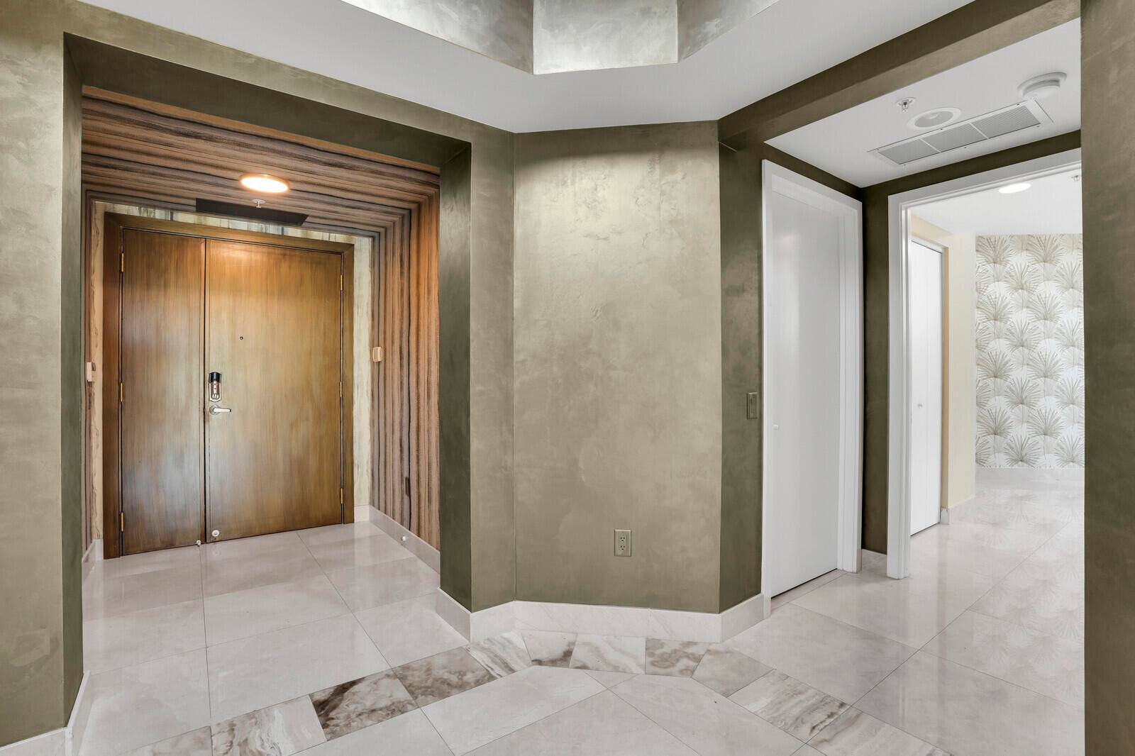 Inviting and spacious 3BDR 3BTH condo, outstanding Building services and amenities, exceptional location.