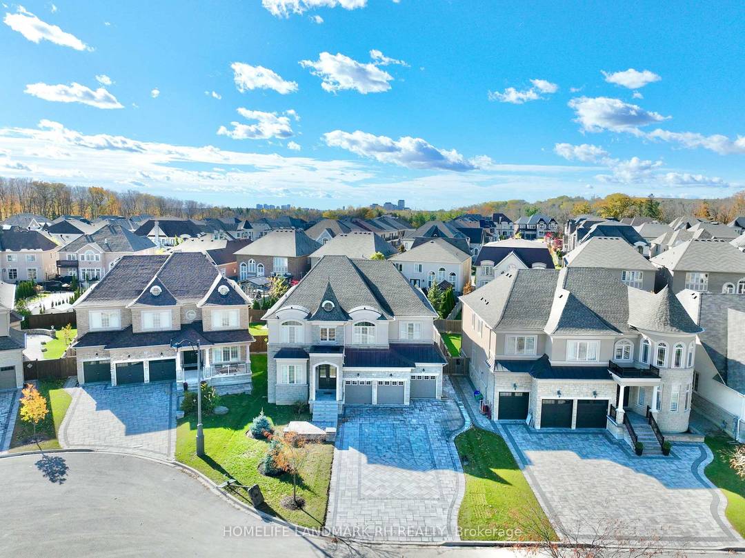 Luxurious 3 Car Garage Home in Prestigious Upper Thornhill Estates.