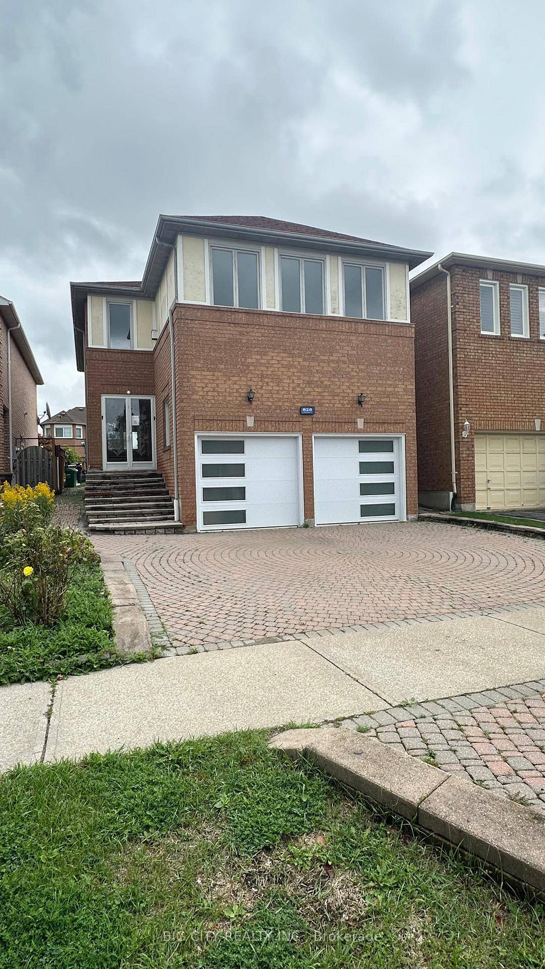 Discover this impressive two storey detached house in a prime Mississauga location.