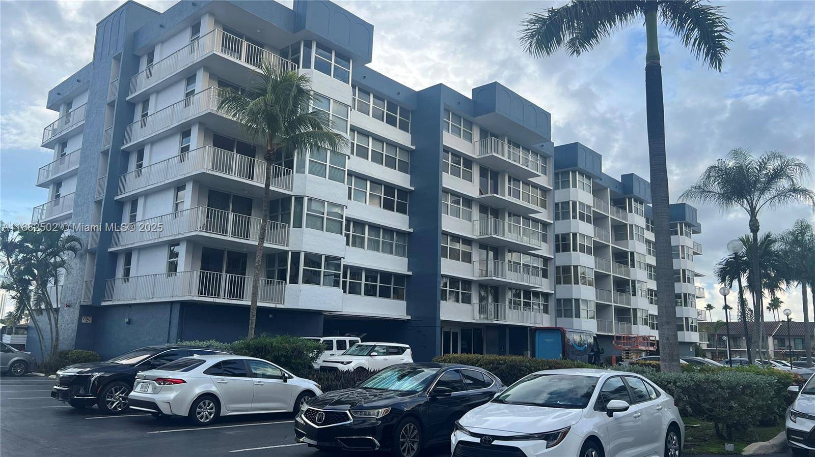 BEAUTIFUL GATED COMMUNITY UNIT WITH AMAZING WARTER VIEWS, 2 BEDROOM AND 2 FULL BATHROOM.