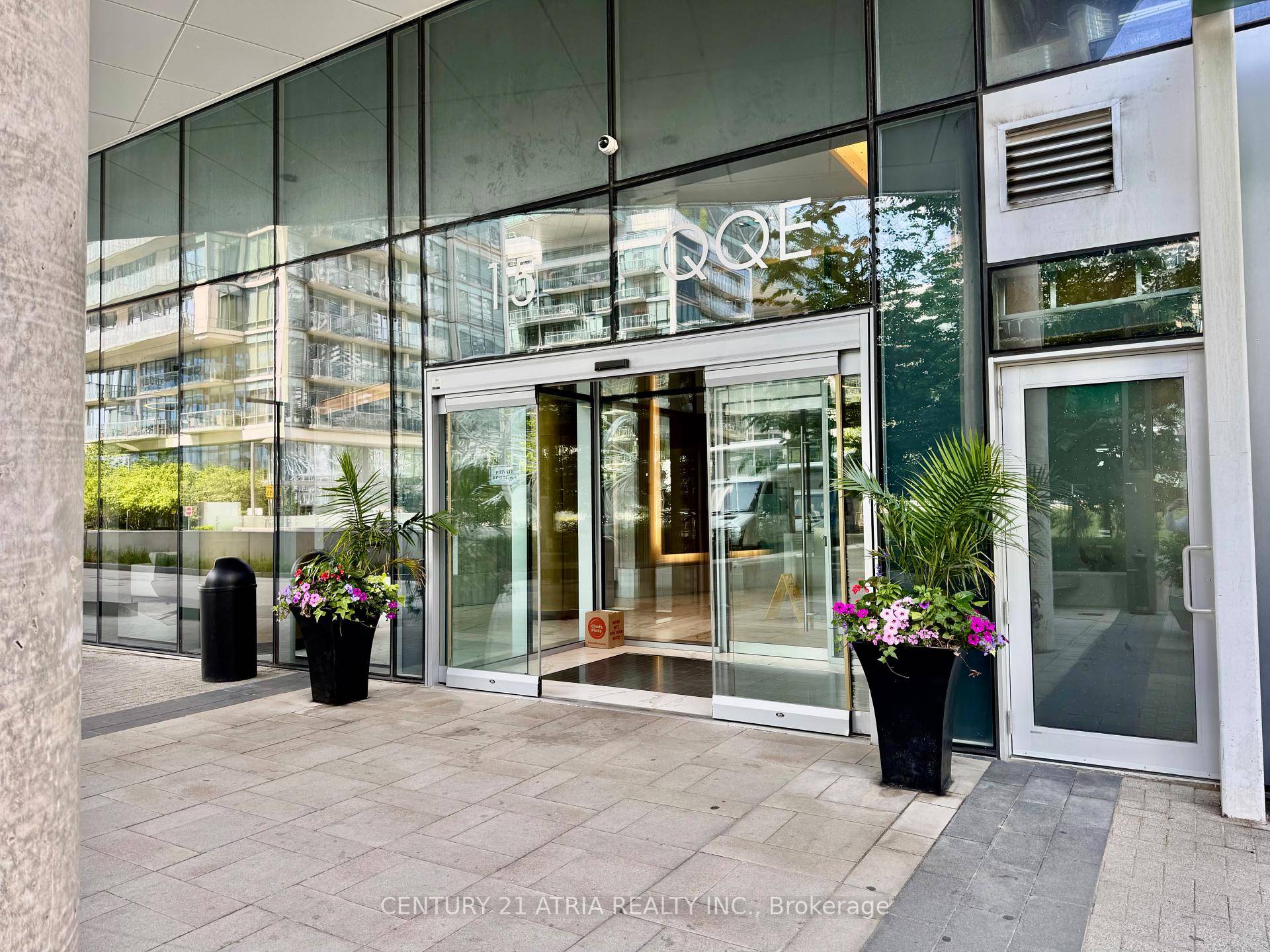 Welcome to this gorgeous corner suite at Pier 27.