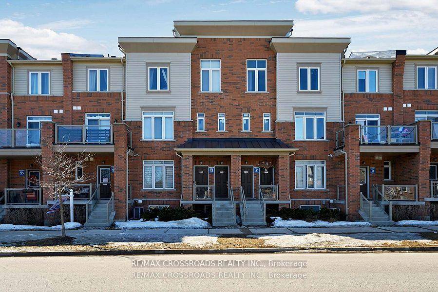 With Interest rates dropping, Now is the perfect time to make a move into this charming 3 bedroom, 3 bathroom home located in the desirable, family friendly neighborhood of Dufferin ...