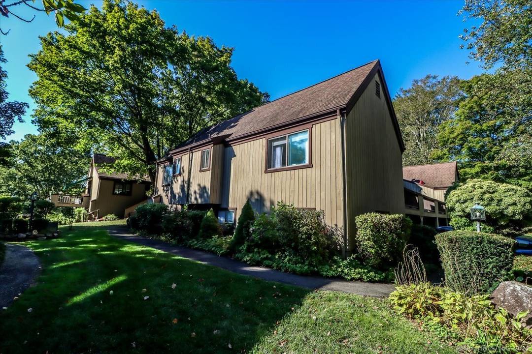 A perfect quiet and secluded location with expansive views of the 17th fairway !