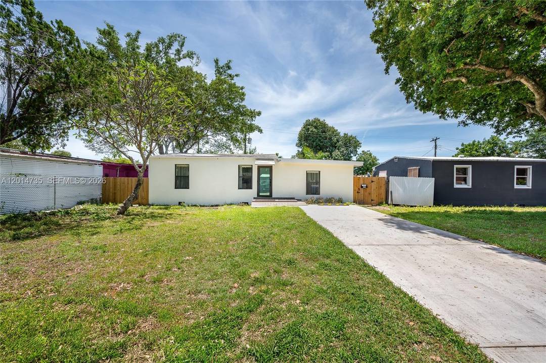 Completely Renovated Hollywood Home Welcome to this stunning, fully redone residence in the heart of Hollywood.