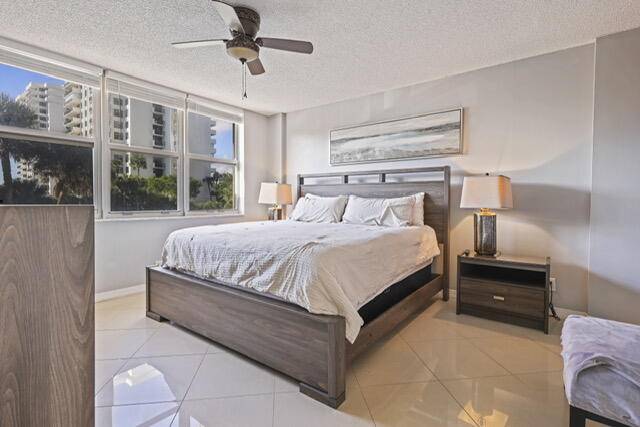 Welcome to paradise ! 1 bd 2 bath condo facing south.