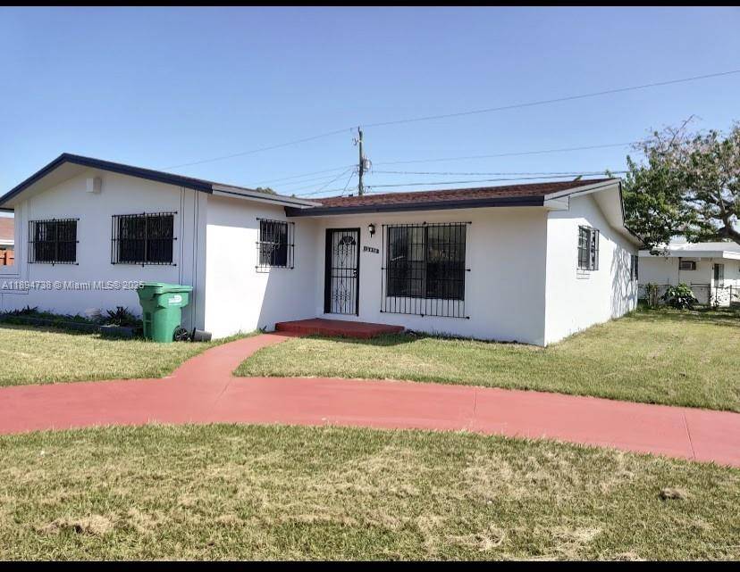 CORNER HOME, Renovated kitchen, 4 bedrooms.