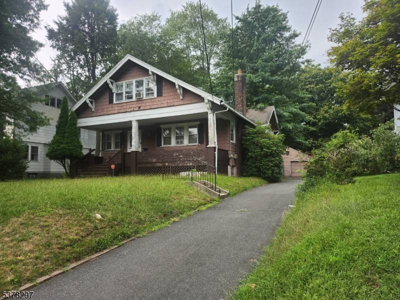 Welcome to this spacious 3 bedroom, 2.
