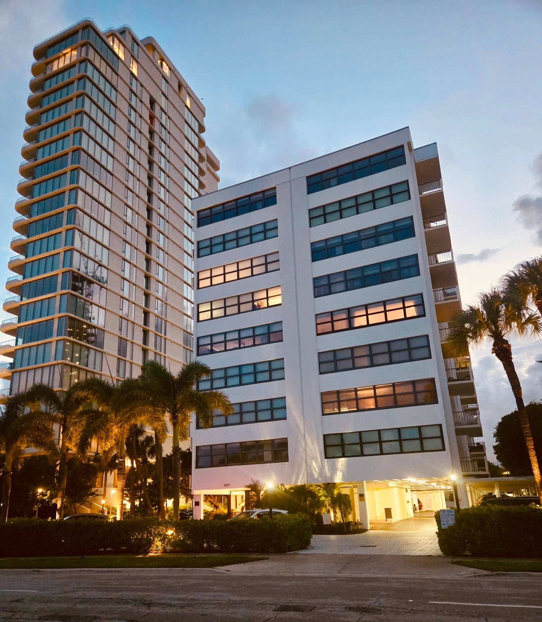 Original 2 2 in a marvelous boutique sized condominium building directly on the intracoastal wil terrific south west exposure offering loads o ligh and water views from the balcony.
