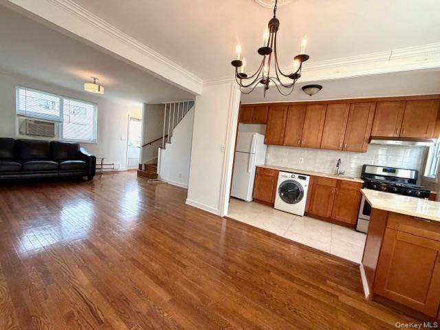 Move in Ready DUPLEX 2 BEDROOMS Garden COOP apartment located in Oakland Gardens.