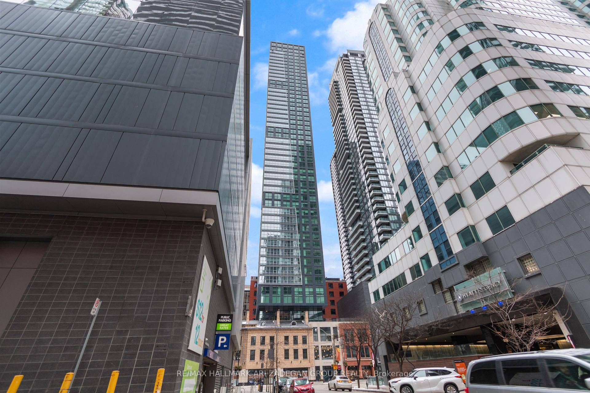 Sleek Junior One Bedroom in the Heart of King West !