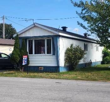This 2 bedroom mobile home conveniently located in Morrisburg.