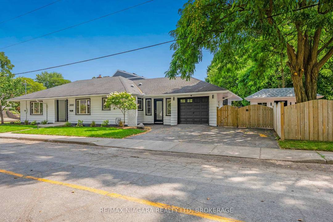 Prestigious Bungalow in Prime Niagara Falls Location.