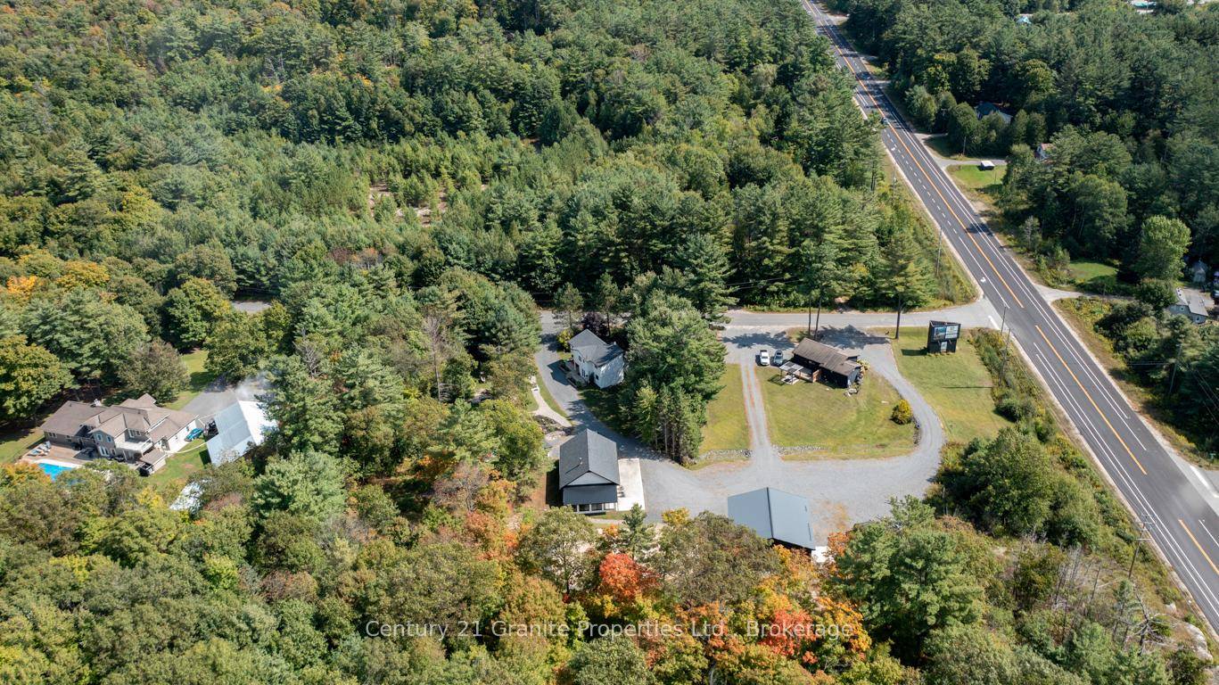 Commercial and Residential compound in the desirable Bartlett Springs Subdivision, less than one minute from the Oastler Lake Boat Launch and five minutes to Parry Sounds Shopping Area.
