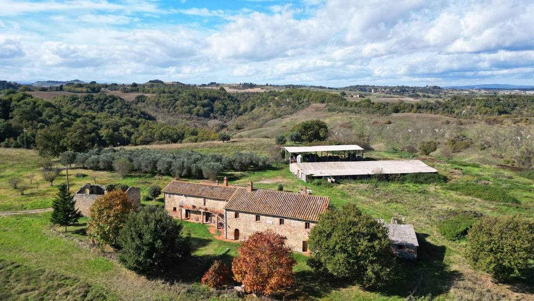 Historic 1800s estate in the Crete Senesi with farm buildings, land and truffle ground, ideal as private residence or hospitality project.