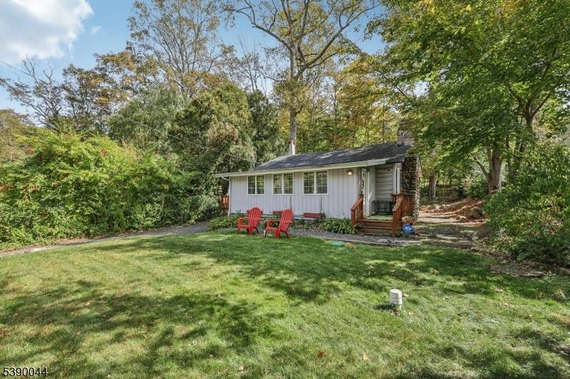 Charming Log Cabin Ranch in Ringwood Boro !