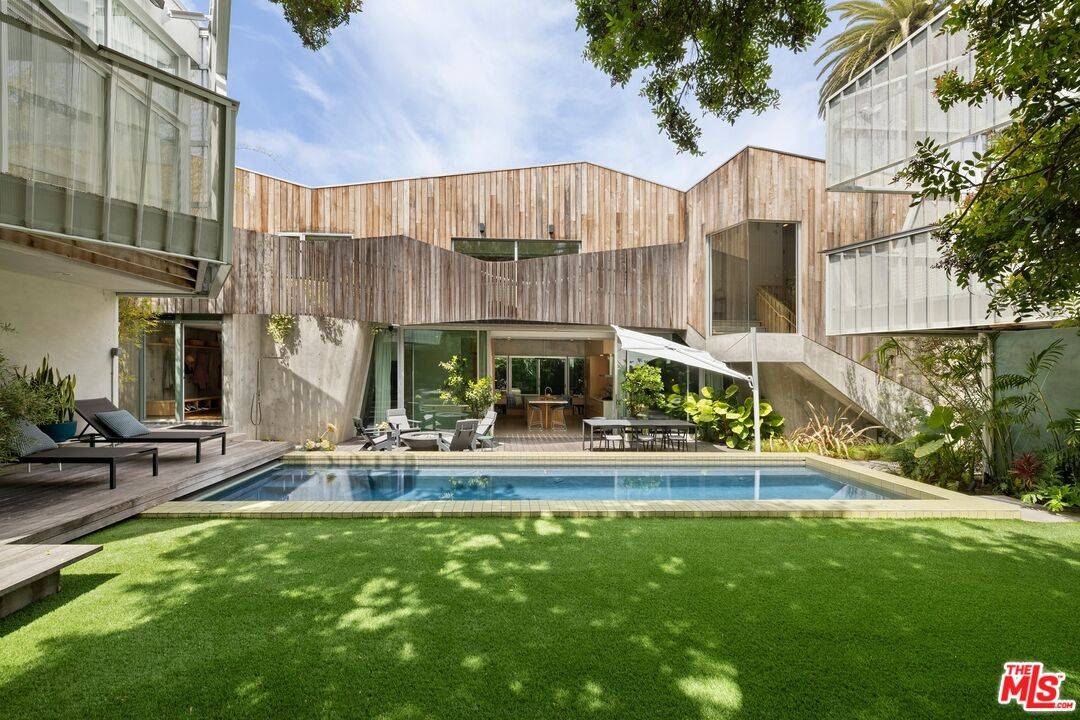 825   Palms Blvd 7BR Marina Del Rey La