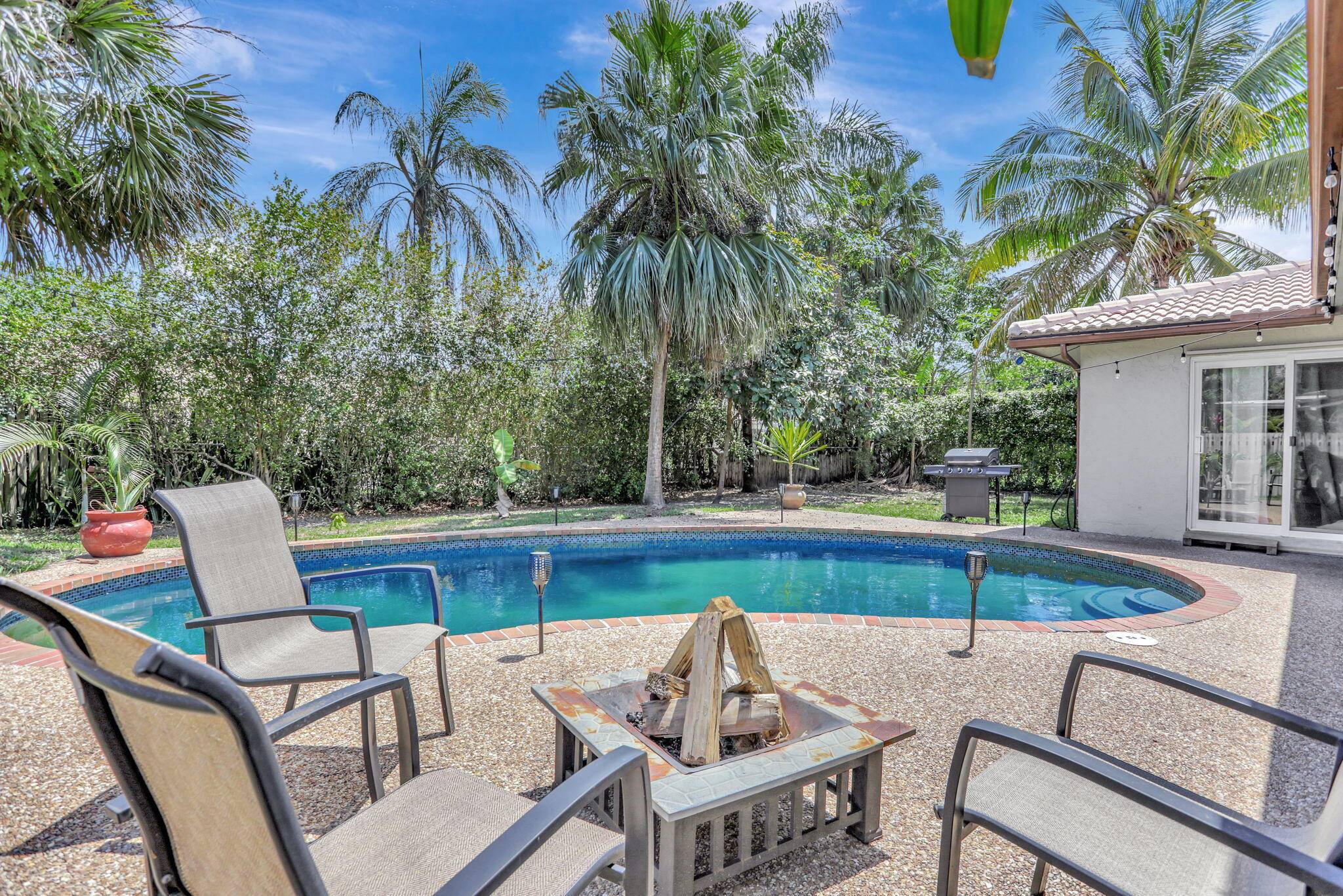INVESTOR FRIENDLY CAN RENT NO HOA OR Live in this beautiful POOL HOME in Ramblewood, offers comfort and convenience.