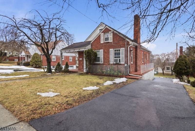 Charming brick Cape Cod ?