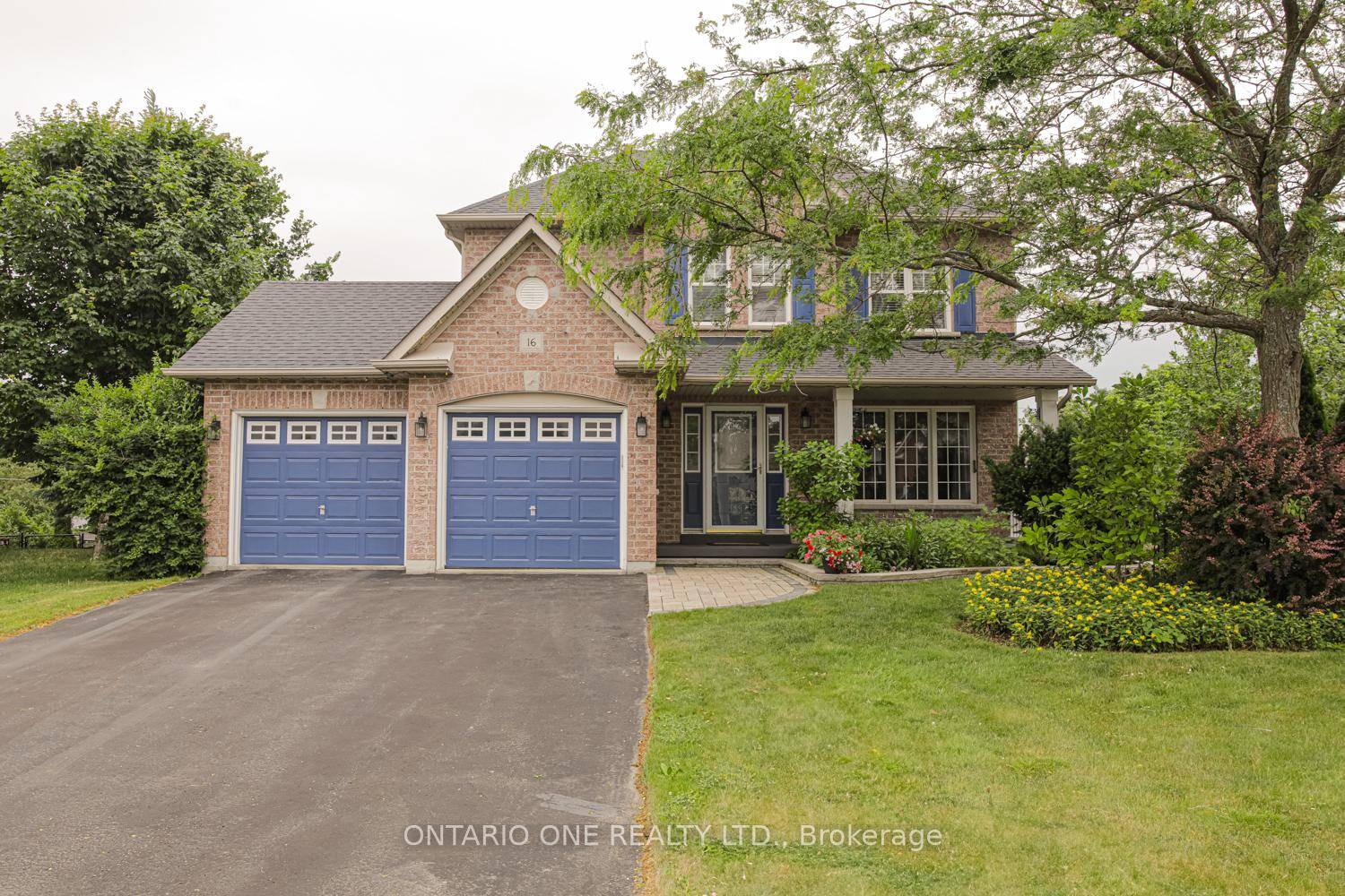 Situated on one of the largest lots in the court, this stunning two storey home offers exceptional space, style, and privacy from the moment you arrive.