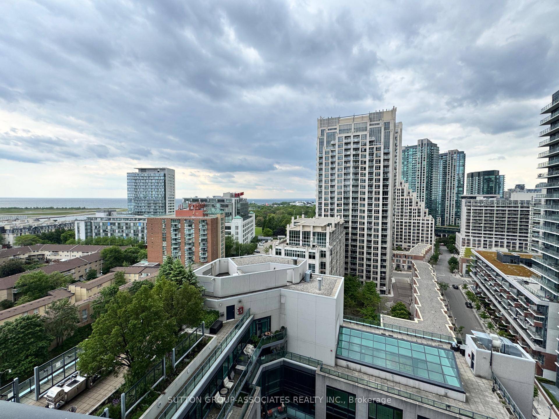 Stunning, Newly Renovated Bachelor Unit at Malibu CondosThis beautifully updated unit features top of the line finishes and offers breathtaking views of the lake and surrounding area.