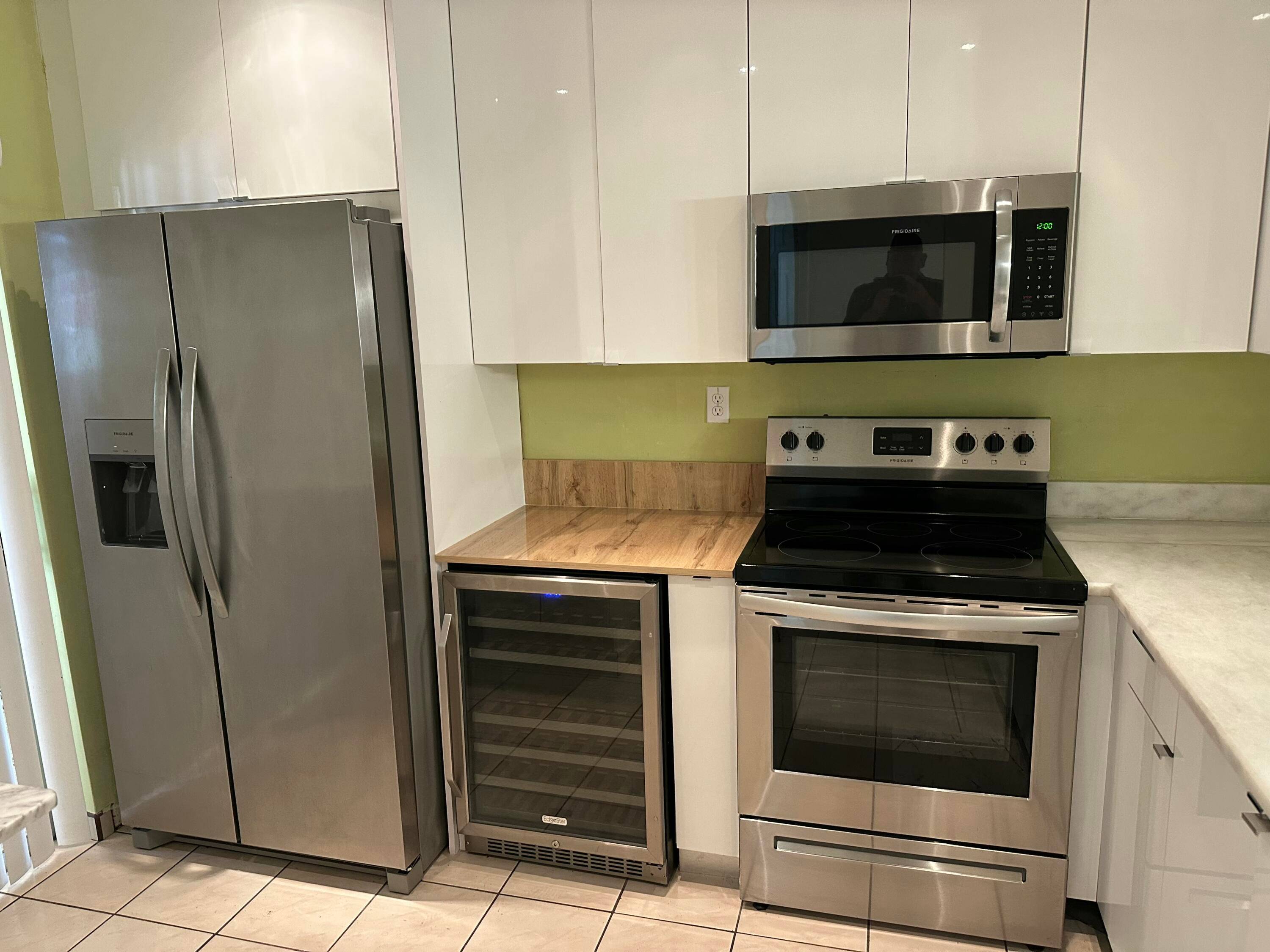 QUIET NEIGHBORHOOD VERY NICE 2 BEDS 2BATHS W GARAGE, FLORIDA ROOM SCREENED IN PATIO OUT BY FRONT ENTRANCE.
