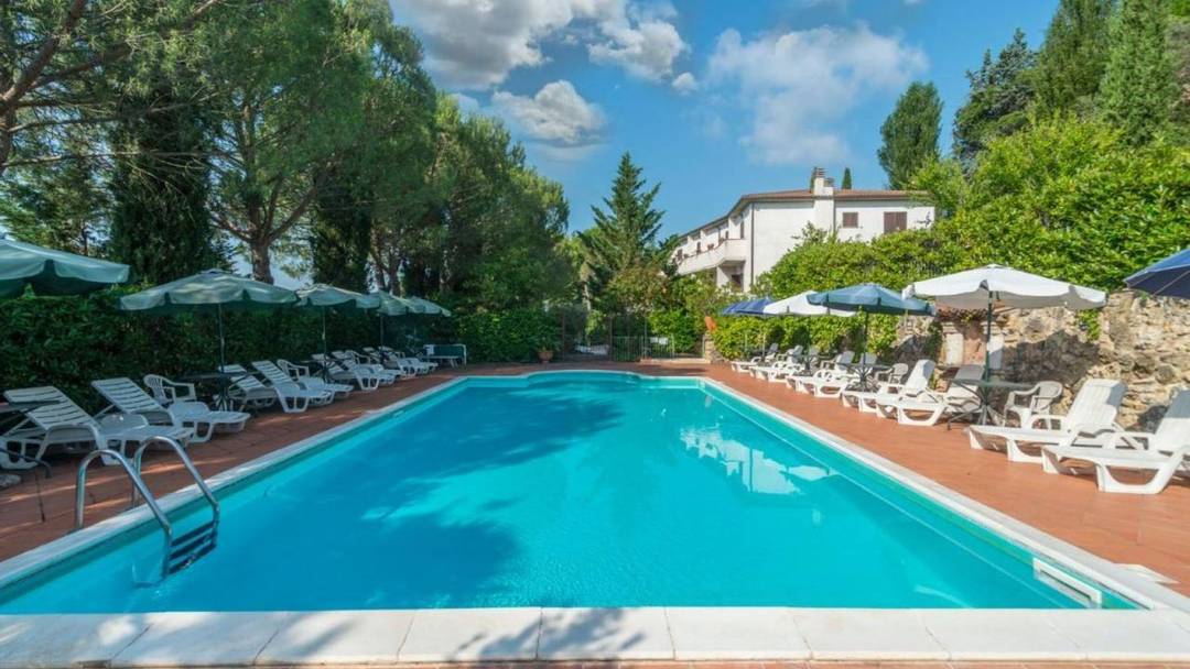 Hotel with 43 rooms, swimming pool, garden and restaurant, already authorised as a seniors' facility, for sale in Umbria.