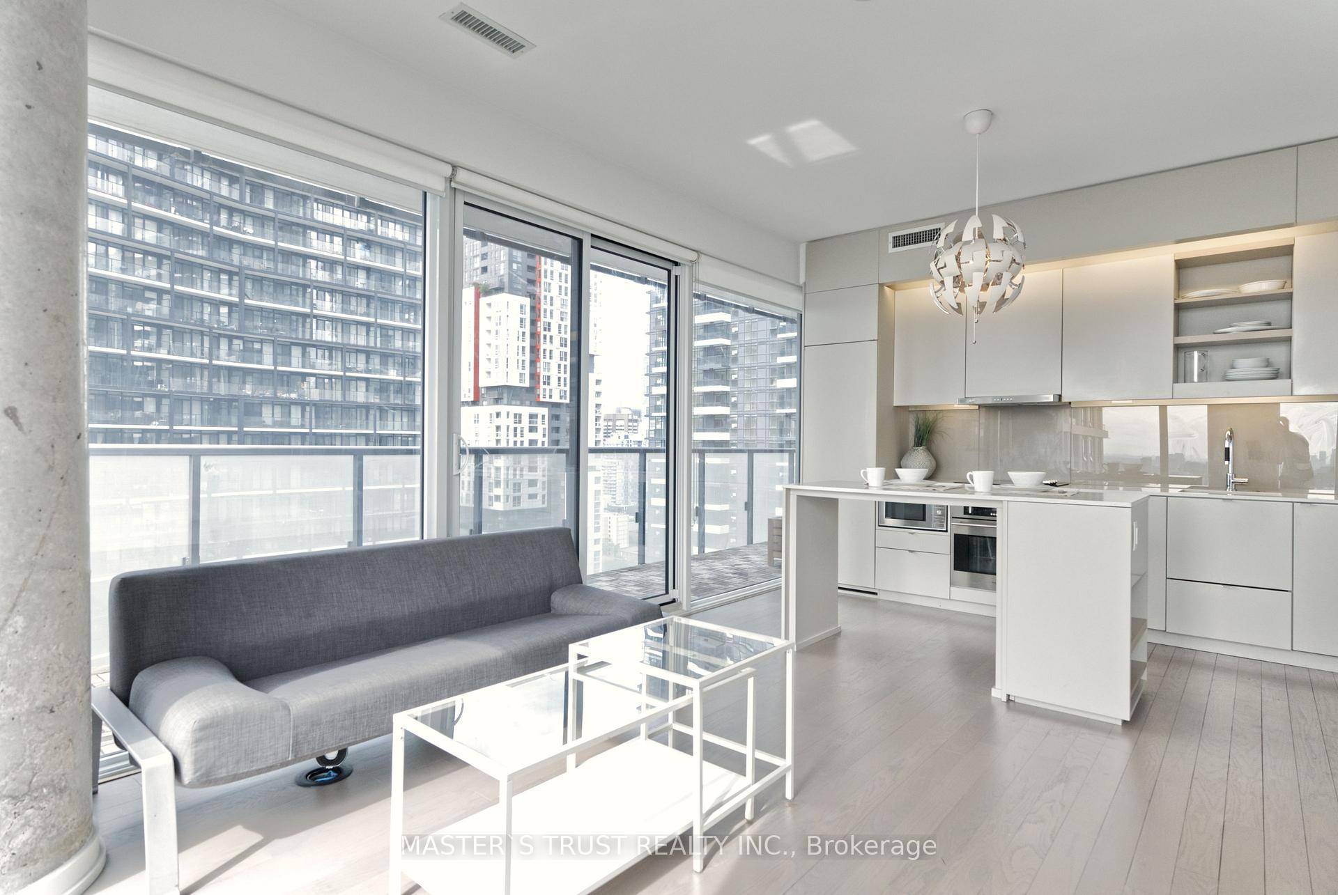 Immaculate 2 Bedroom, 2 Bath Corner Unit On High Floor In The Heart Of King West !