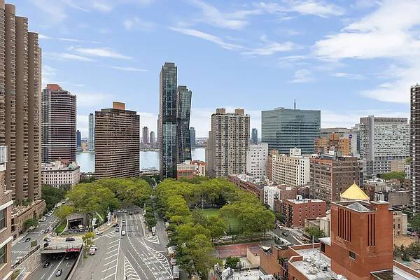 Welcome to your city oasis at The Murray Hill Crescent !