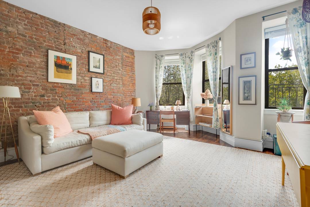 NEW TO MARKET ! Welcome to Cobble Hill s most desirable block.