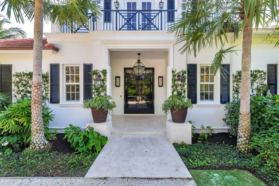 This luxurious new construction rental located in the Estate Section of Palm Beach offers 4 BD 4.
