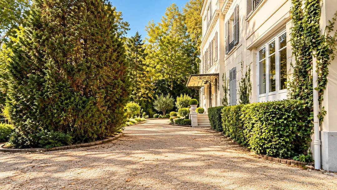 LE Mée-sur-Seine — A period residence set in a leafy estate
