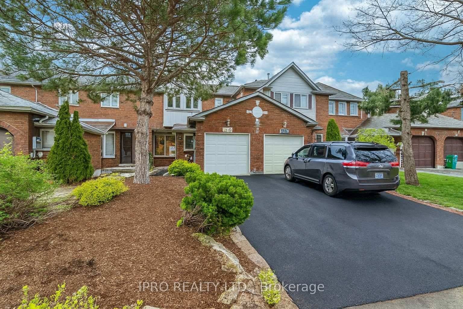 FREEHOLD TOWNHOME amp ; NO MAINTENANCE FEES !