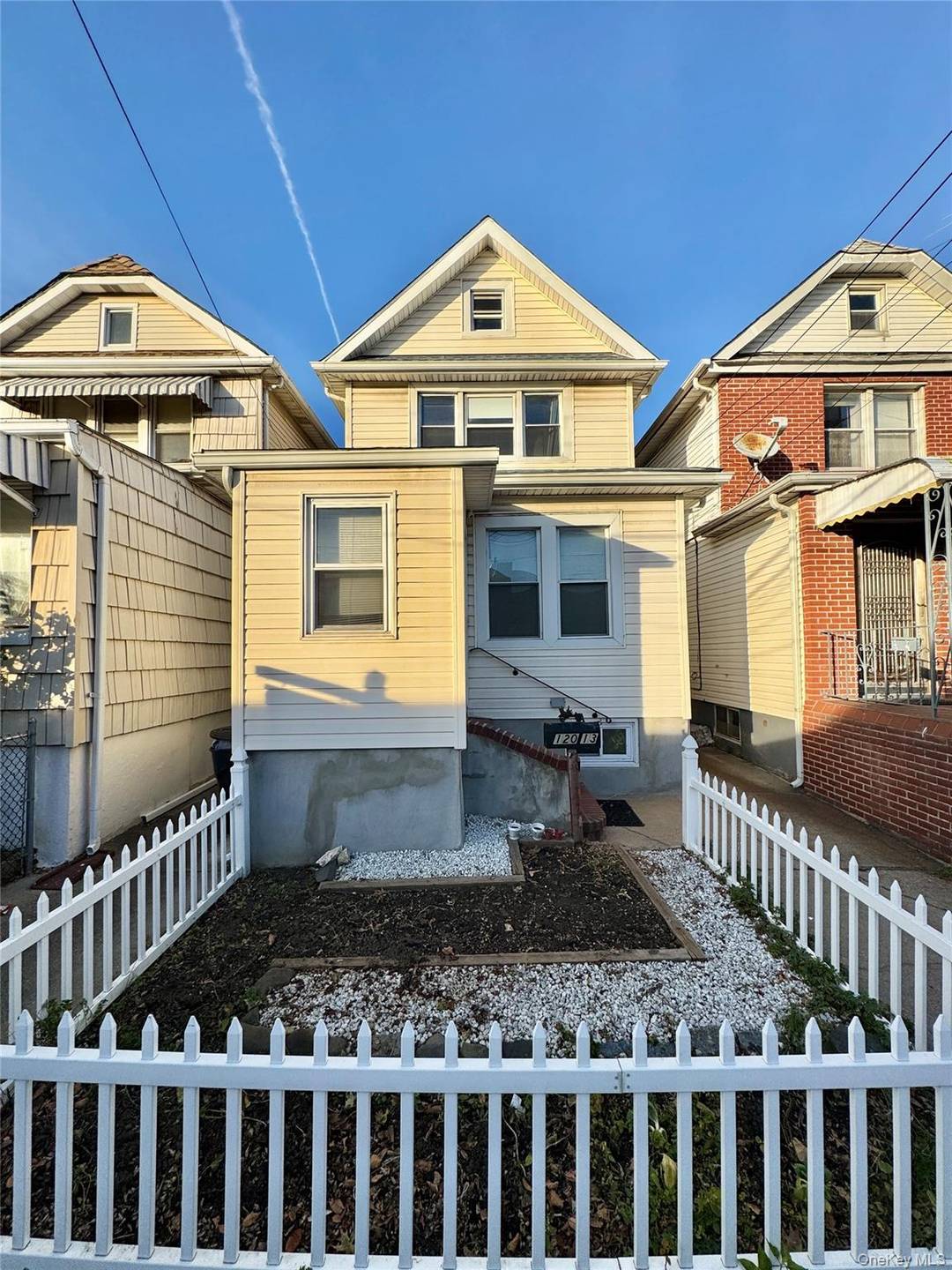 Layout 3 Bedrooms, 2 Bathrooms Kitchen with Electric Stove Oil Heating Stable hot water supply Water included Electricity amp ; heating oil paid by tenant No washer dryer Pets allowed ...