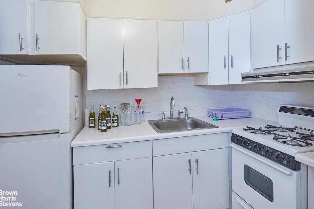 One bedroom Apt in one of the most prestigious Building In Manhattan.